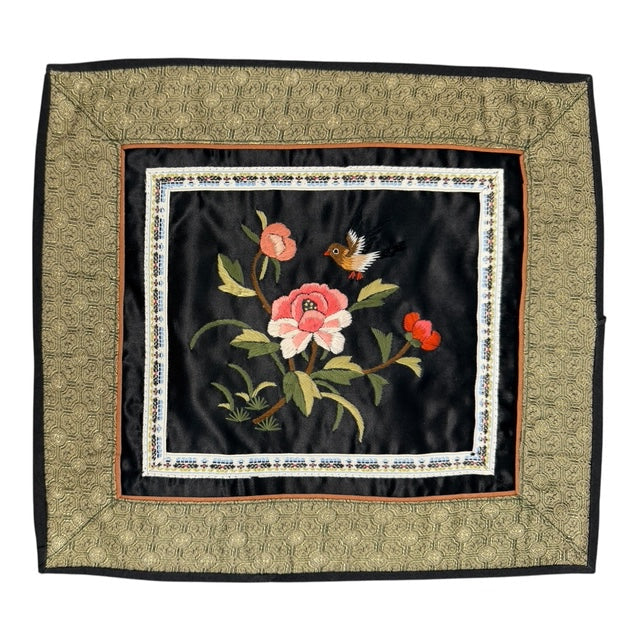 8390 - Vintage Silk Embroidered Doily Cute Little Bird Landing on Flower |17-30|