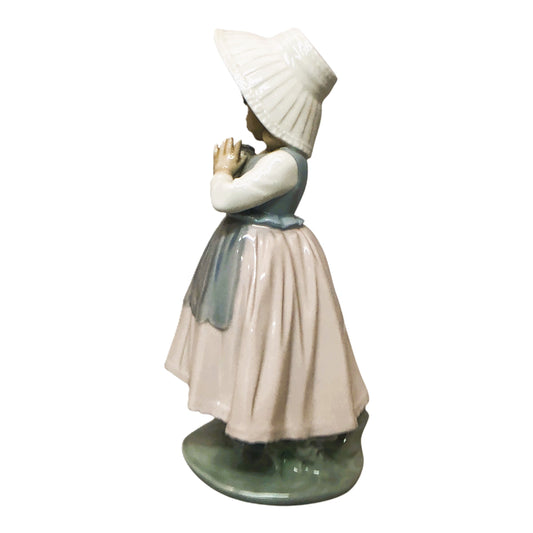 43428 - Lovely 1982 NAO by LLADRO Porcelain Girl with Flowers Figurine-X-23 : CS CHESSMAN