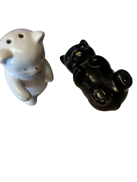 39920 - Charming White and Black Cat Themed Salt and Pepper Shaker Set 3.5" CERAMIC for Whimsical Kitchen Decor |4-22|