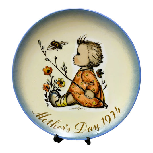 23338-  Schmid Hummel Mother's Day Plate 1974 The Bumblebee Sister Berta 8-Inch |9-20|