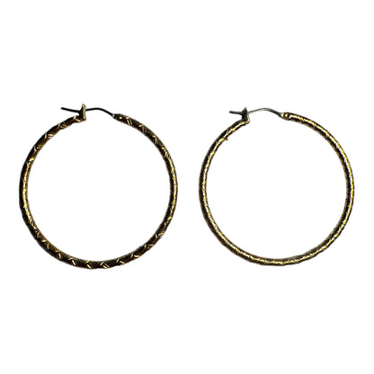 19245 - 1.5" Gold Hoop Etched Earrings - [Clear-30]