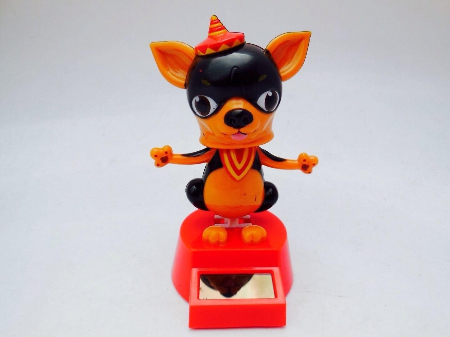 19295 - Solar Powered Black And Brown Chihuahua Bobble Figure With Garage Theme |R-79|