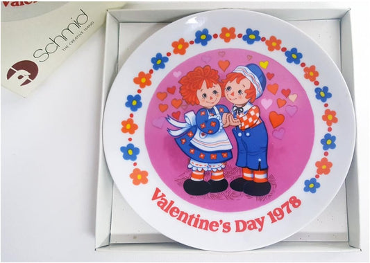 23063- Raggedy Ann and Andy 1978 Valentines Day Porcelain Plate by Schmid 8-Inch  |9-20|
