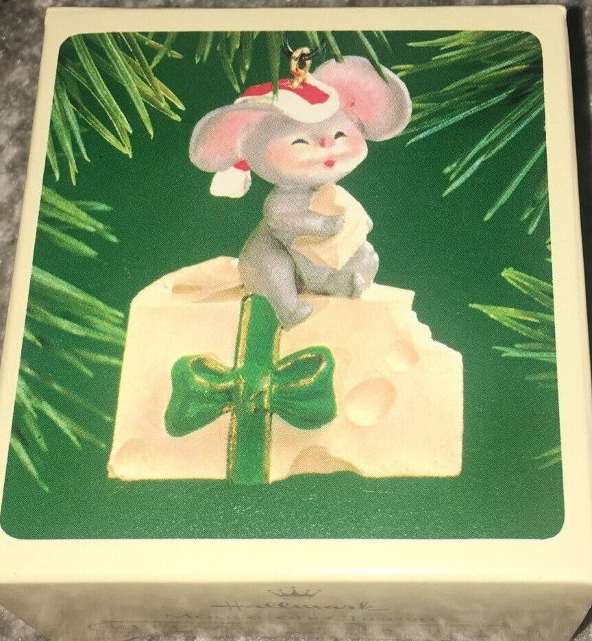 42429 - Hallmark Mouse on Cheese Ornament [Pod 1-65]