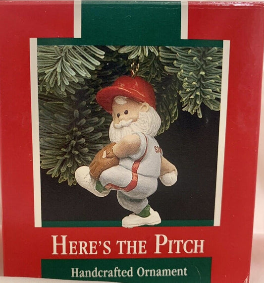 42528 - Hallmark Here's the Pitch Ornament [Pod 1-65]