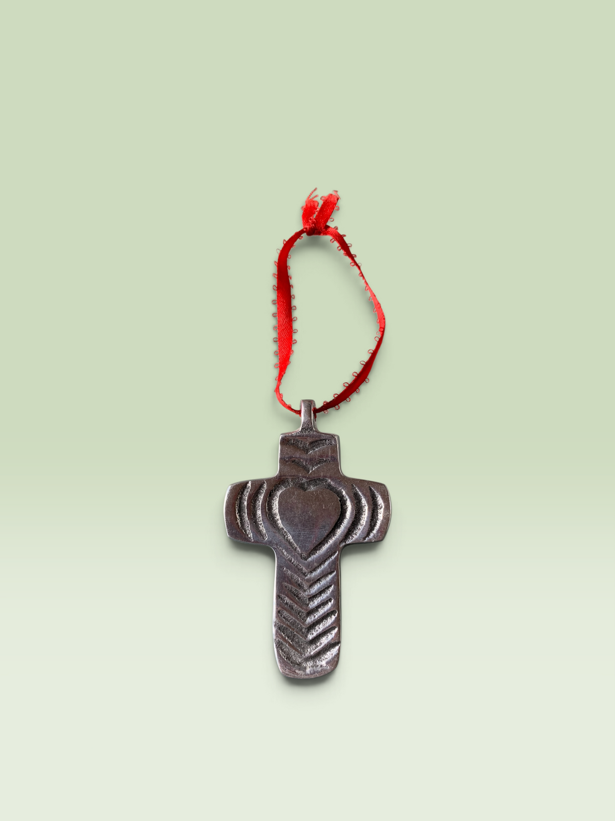 5611 - Metal Cross w Heart Ornament |18-26| |17-27|