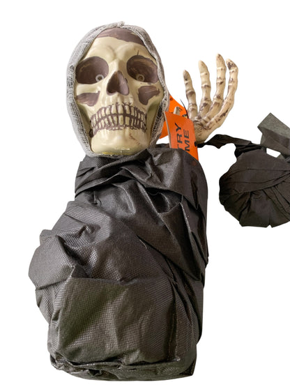 6426 - Light Up Black Hanging Ghoul 7ft |Pod 2-4|
